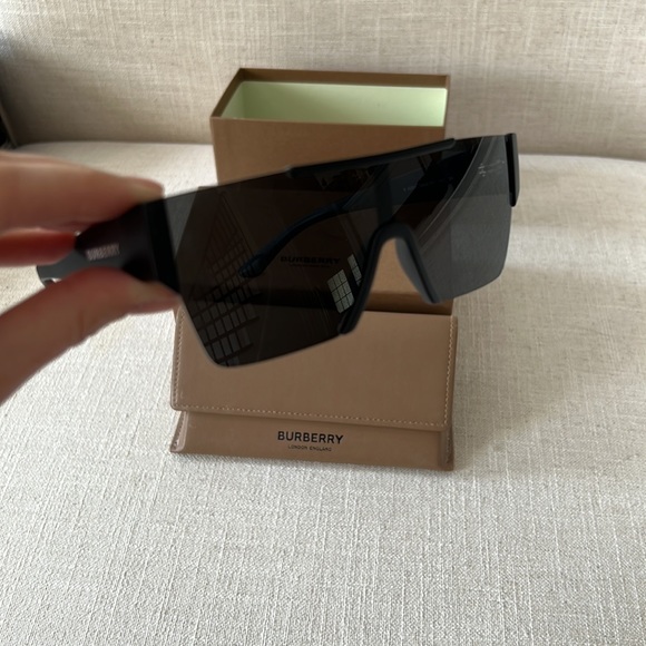 BURBERRY BNWB - Sunglasses - Picture 6 of 6